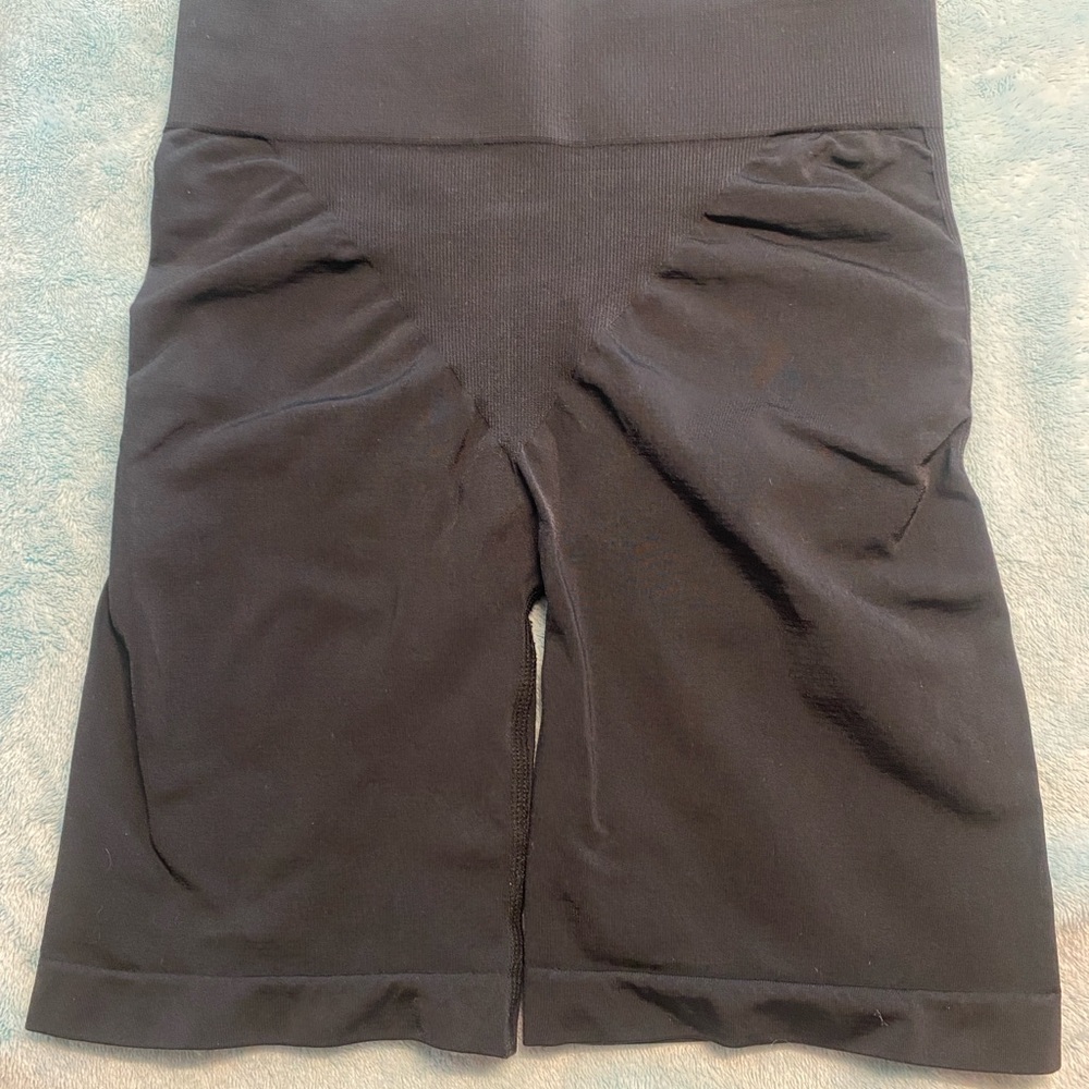 Shapewear butt support black 85% nylon Sz M